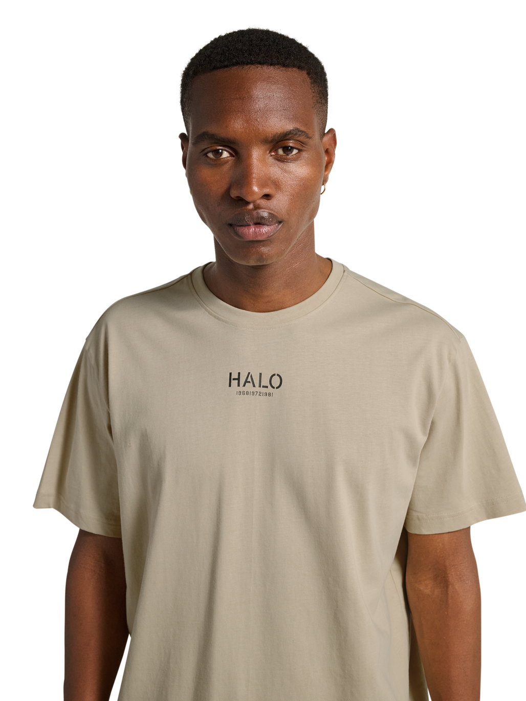 HALO GRAPHIC T-SHIRT, OYSTER GRAY/ASPHALT, model