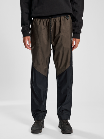 HALO BLOCKED SHELL PANTS, BLACK, model