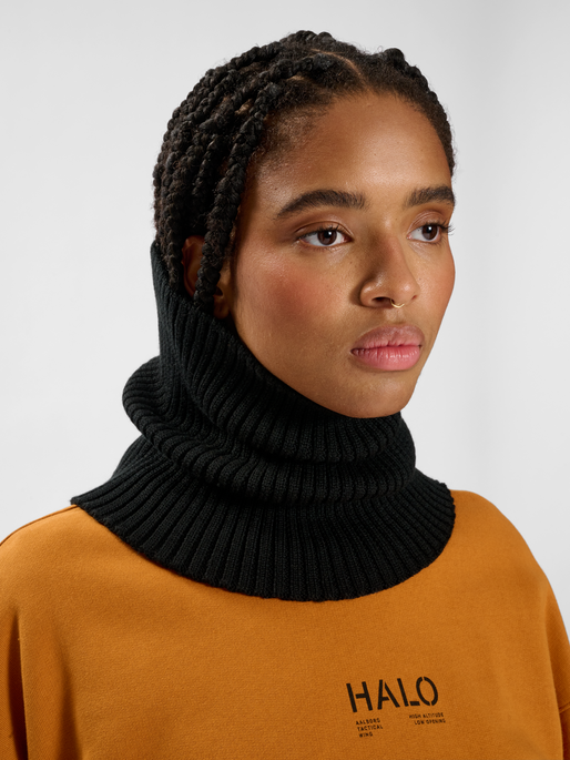 HALO WOOL SCARF, BLACK, model