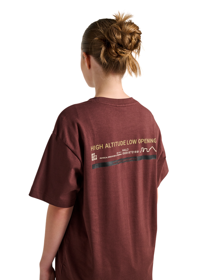 HALO GRAPHIC T-SHIRT, BITTER CHOCOLATE/BITTERCHOCOLA, model