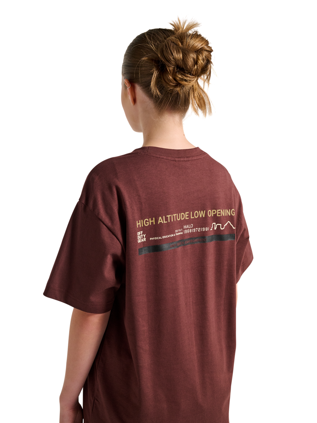 HALO GRAPHIC T-SHIRT, BITTER CHOCOLATE/BITTERCHOCOLA, model