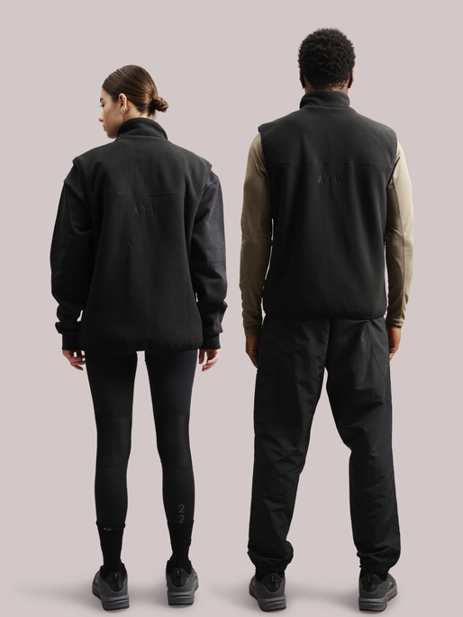HALO TEDDY FLEECE VEST, BLACK, model
