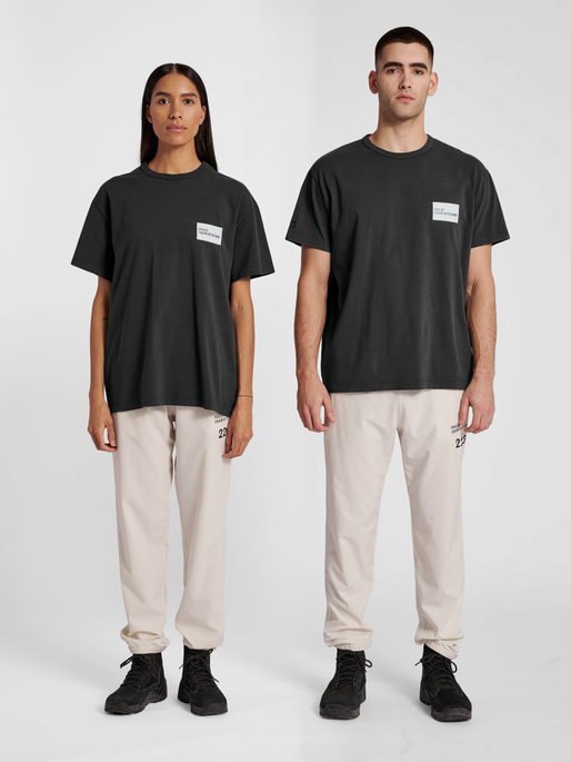HALO HEAVY COTTON TEE, BLACKENED PEARL, model