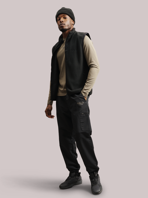 HALO TEDDY FLEECE VEST, BLACK, model