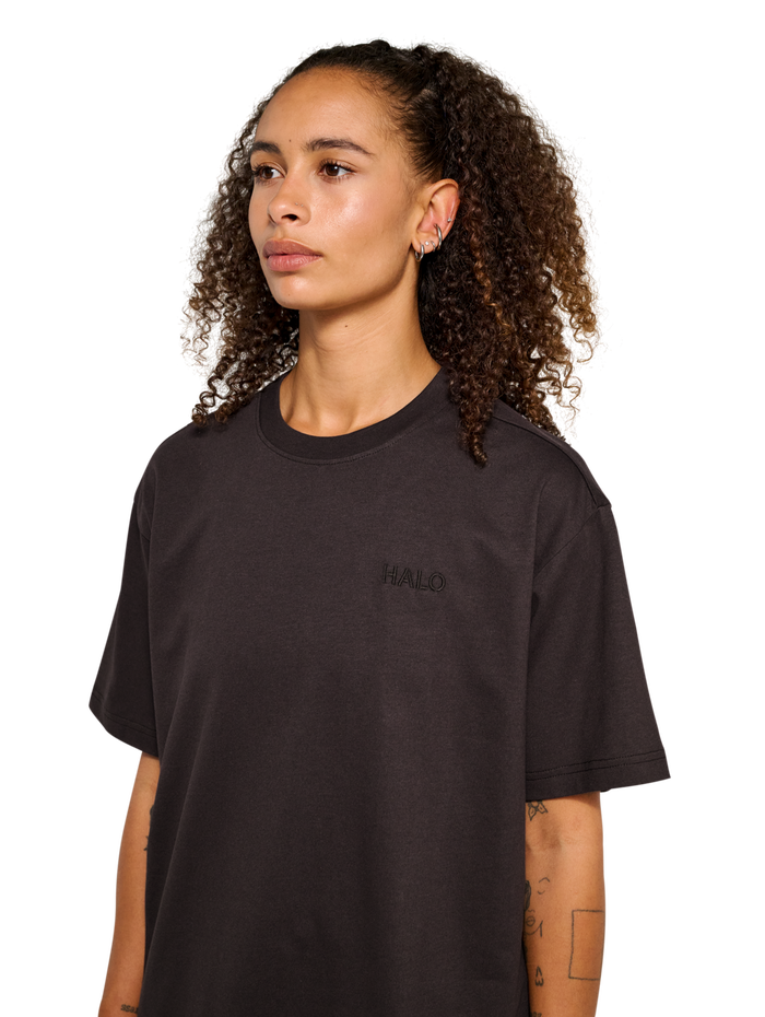 HALO LOGO T-SHIRT, CHOCOLATE TORTE, model