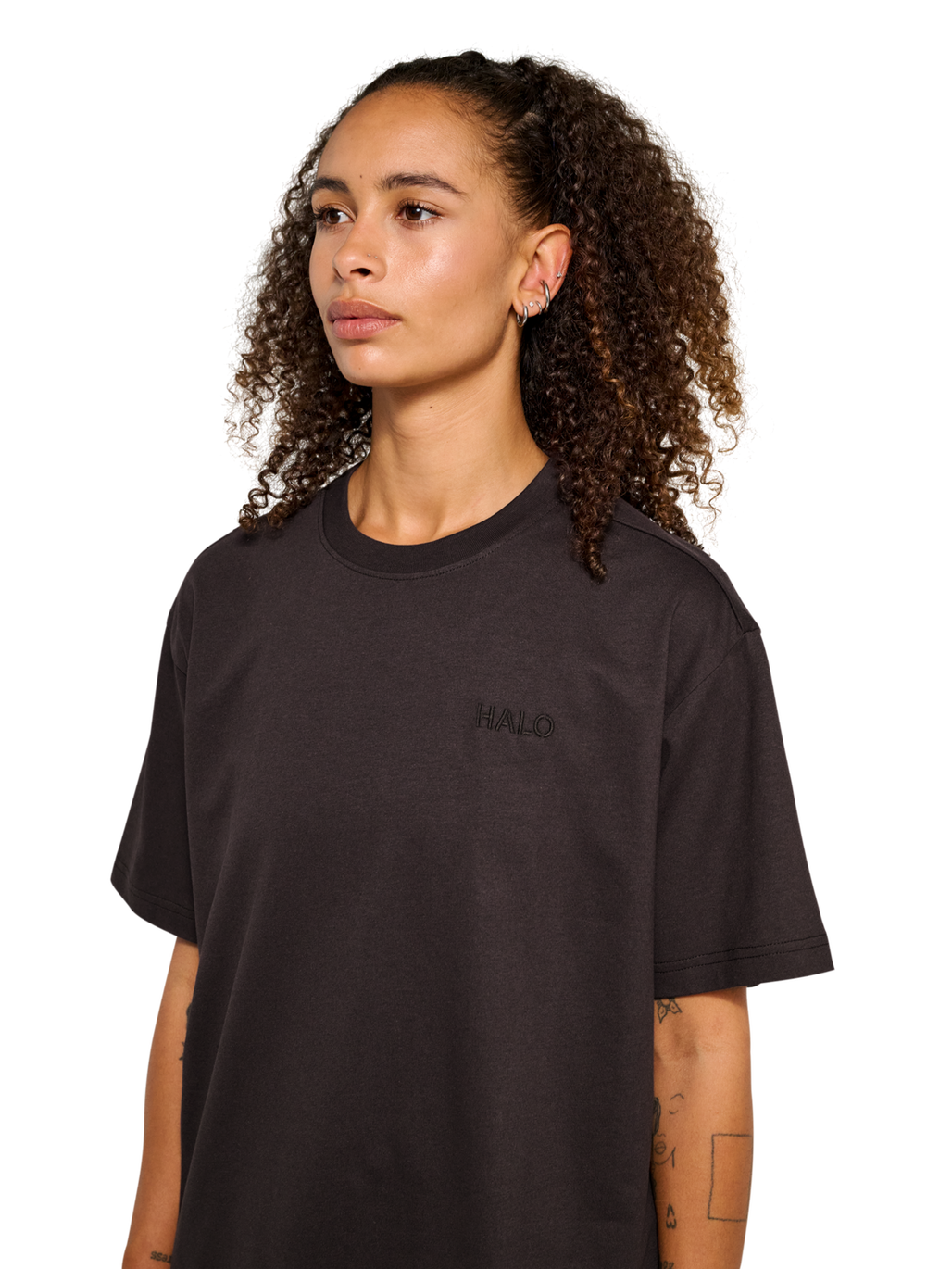 HALO LOGO T-SHIRT, CHOCOLATE TORTE, model