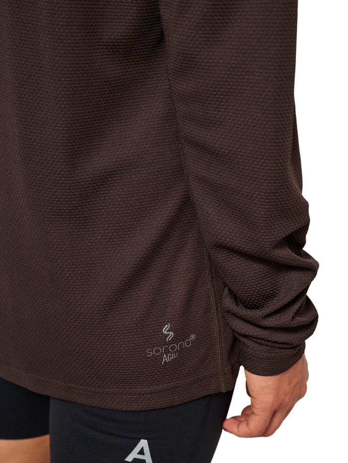 HALO SORONA HALF ZIP, CHOCOLATE TORTE, model
