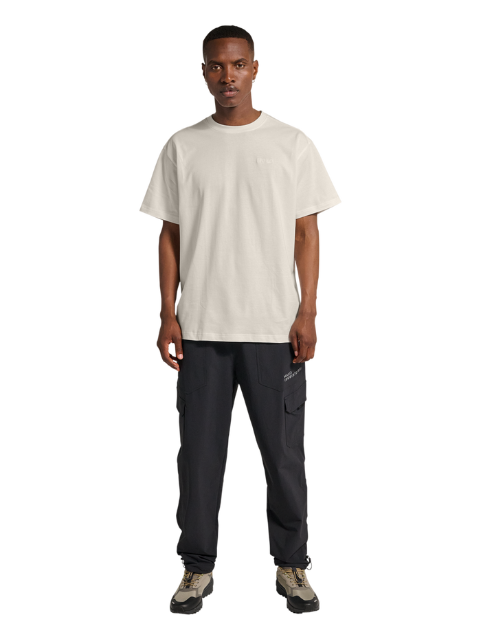 HALO LOGO T-SHIRT, MARSHMALLOW, model