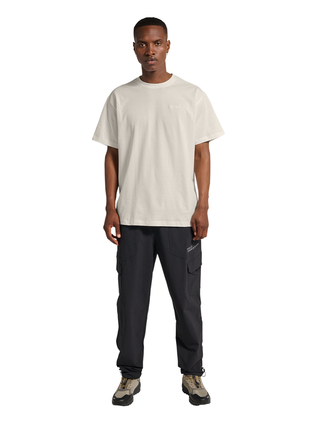 HALO LOGO T-SHIRT, MARSHMALLOW, model