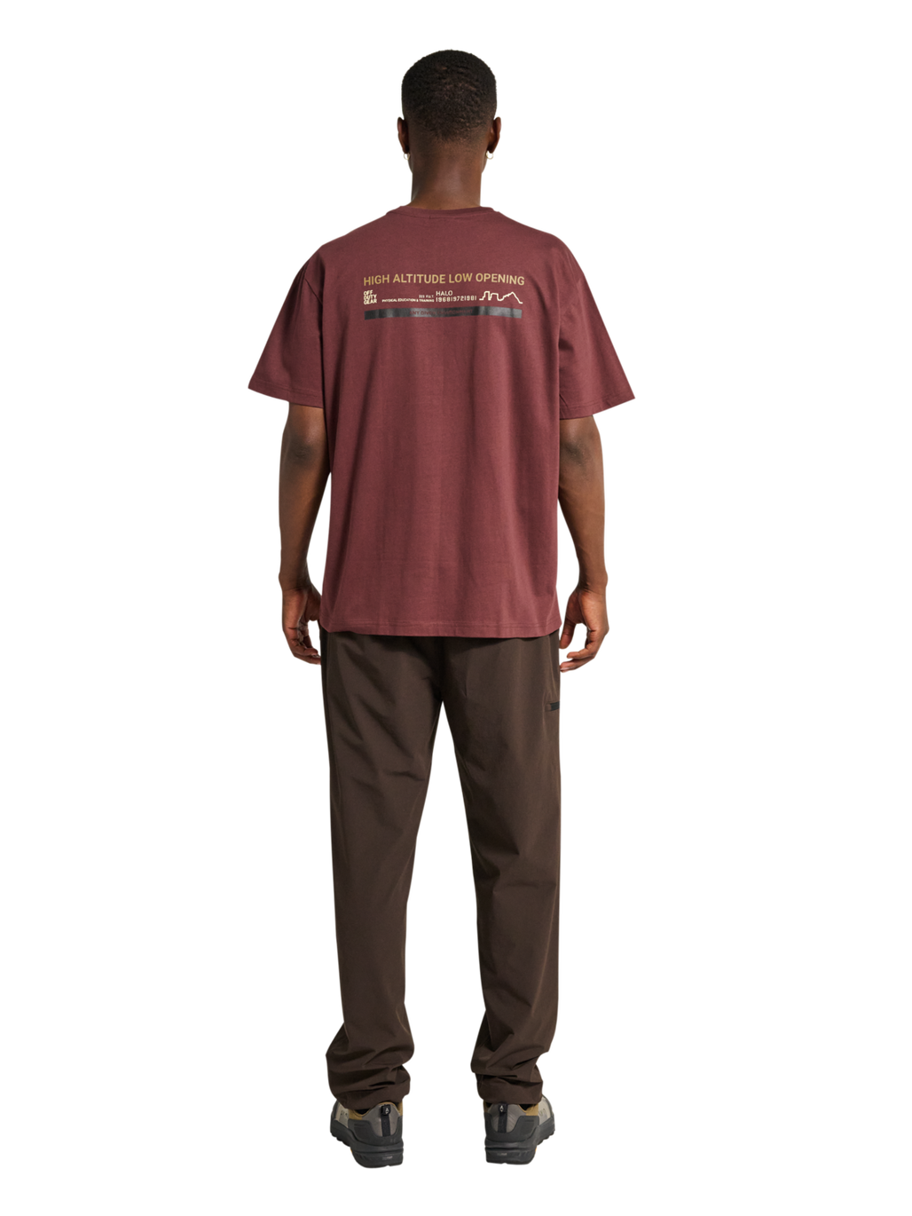 HALO GRAPHIC T-SHIRT, BITTER CHOCOLATE/BITTERCHOCOLA, model