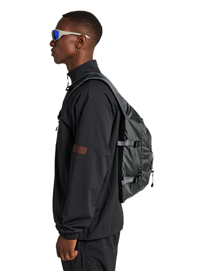 HALO UTILITY CROSSBODY BAG, ASPHALT, model