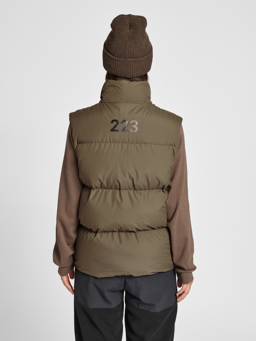 HALO DOWN VEST, MAJOR BROWN, model