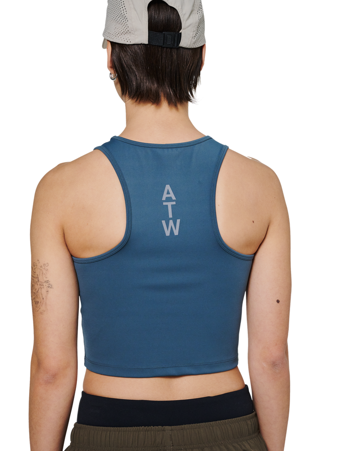 HALO WOMEN TRAINING TOP, DARK SLATE, model