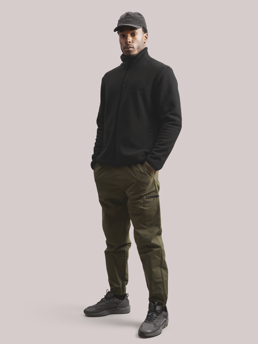 HALO TEDDY FLEECE JACKET, BLACK, model