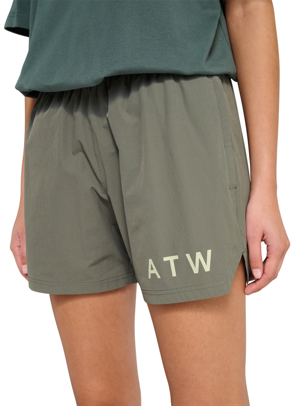 HALO SHORTS, GUNMETAL, model