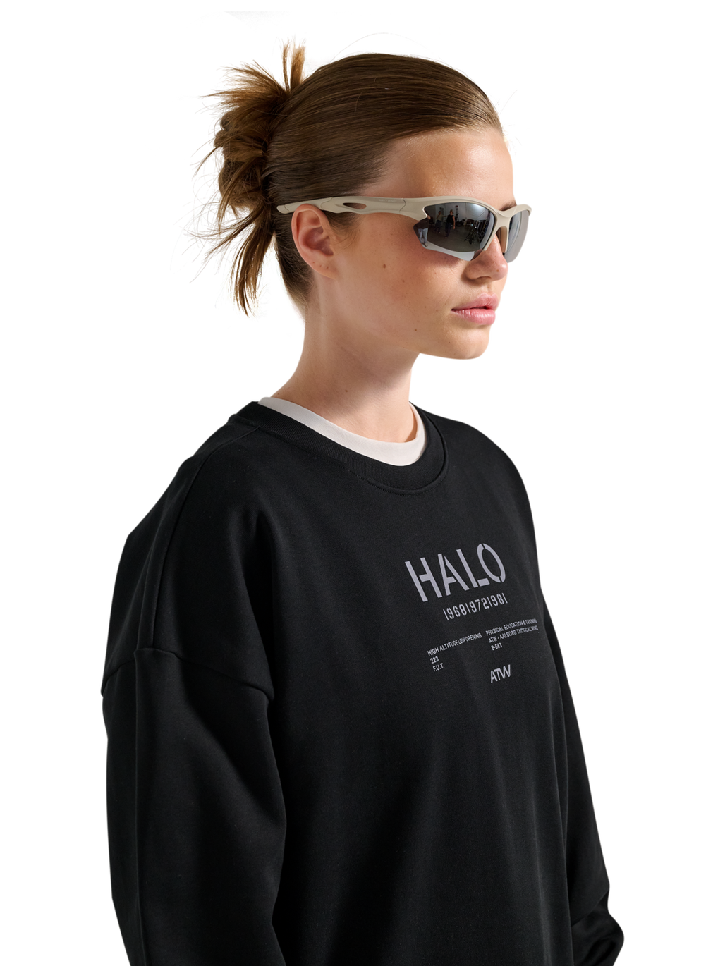 HALO GRAPHIC BOXY CREW, BLACK, model