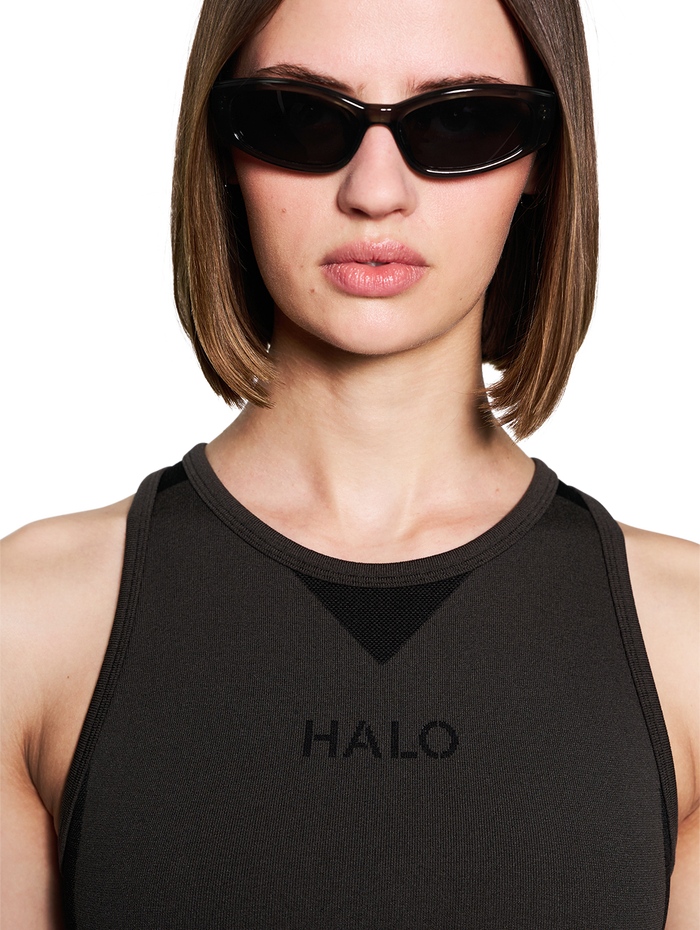 HALO WOMENS SEAMLESS TOP, BLACK, model