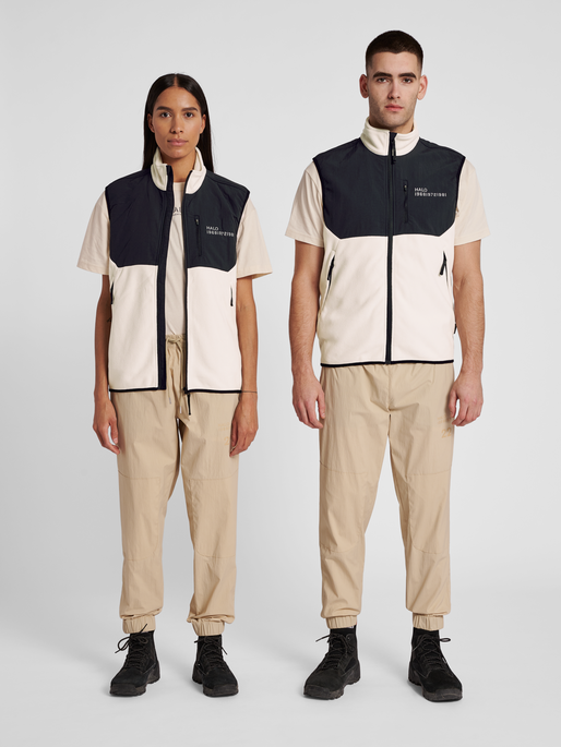 HALO BLOCKED FLEECE VEST, SILVER BIRCH, model
