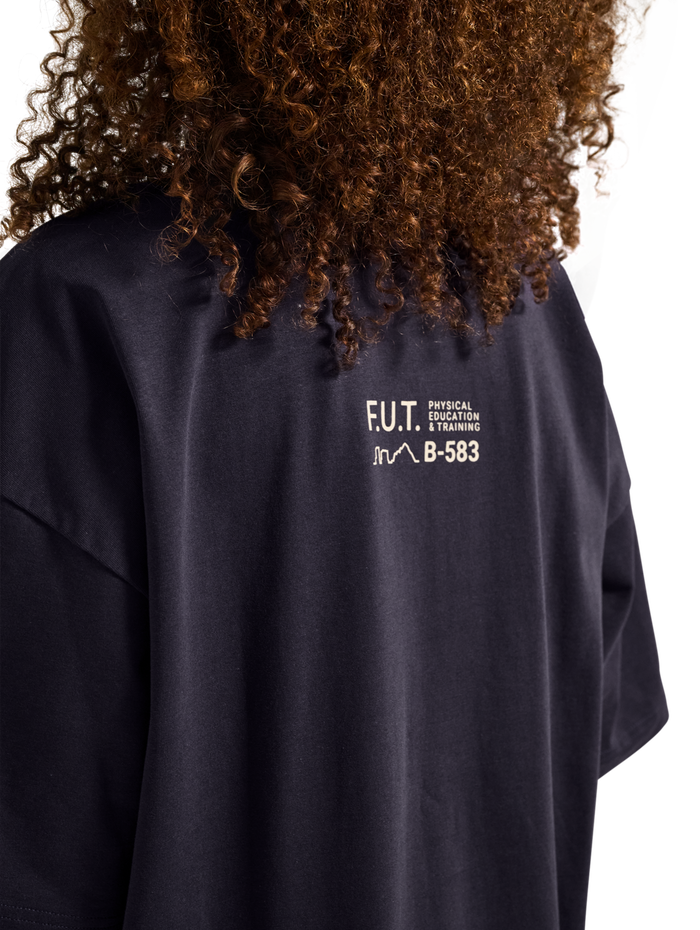 HALO GRAPHIC BOXY T-SHIRT, DEEP WELL, model