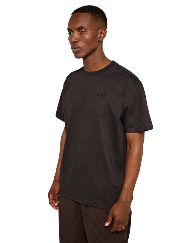 HALO LOGO T-SHIRT, CHOCOLATE TORTE, model
