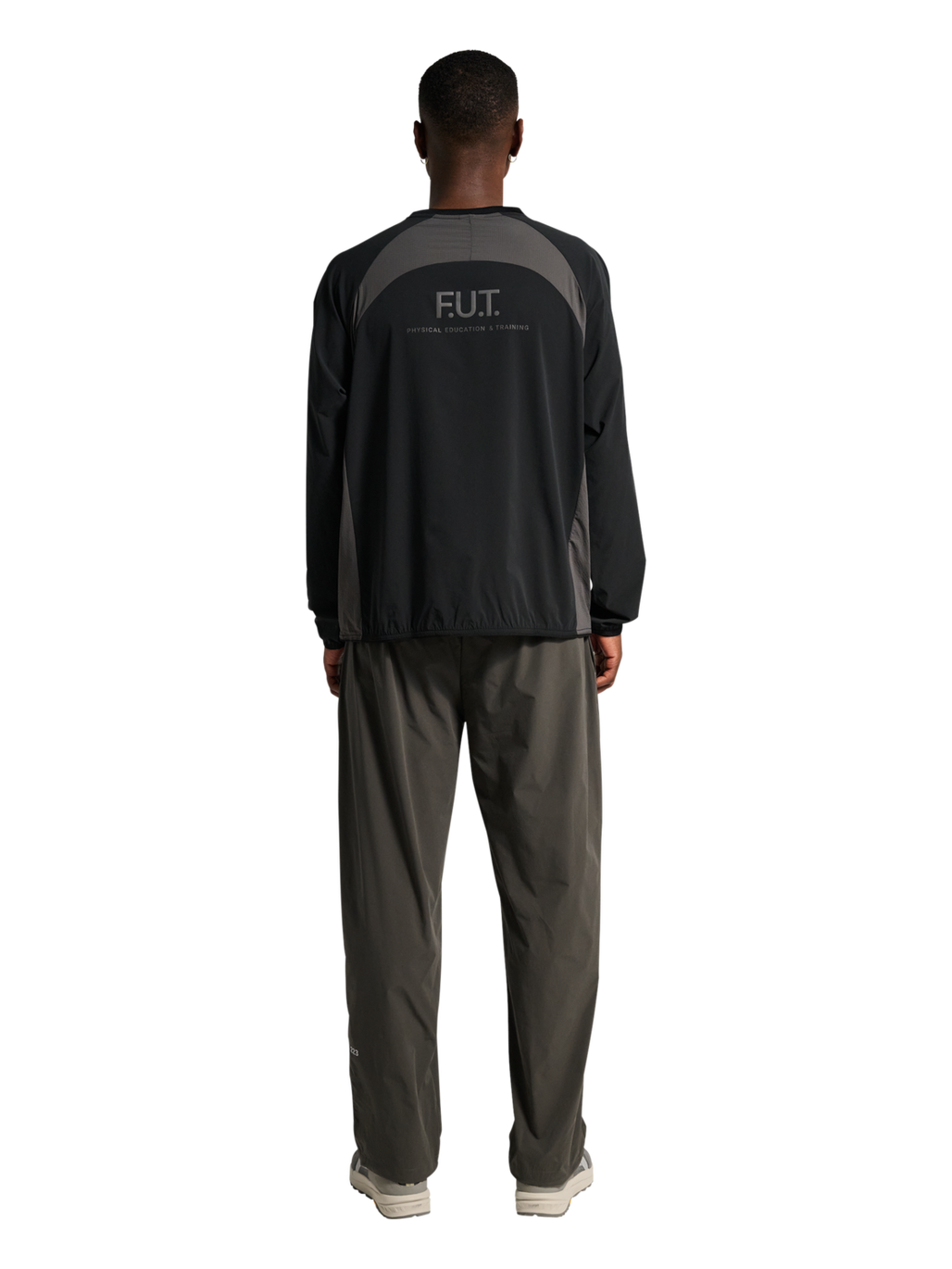 HALO DIVISION CREWNECK, BLACK, model