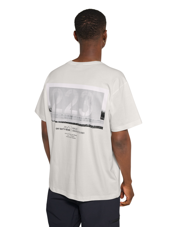 HALO GRAPHIC T-SHIRT, MARSHMALLOW/BLACK, model