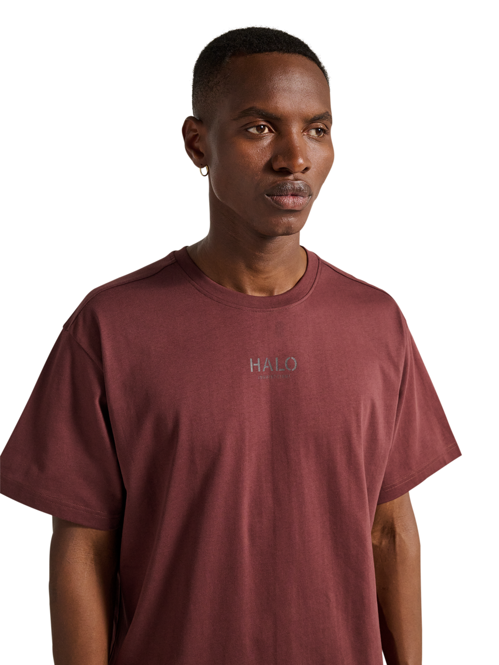HALO GRAPHIC T-SHIRT, BITTER CHOCOLATE, model