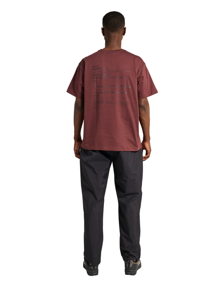 HALO GRAPHIC T-SHIRT, BITTER CHOCOLATE, model