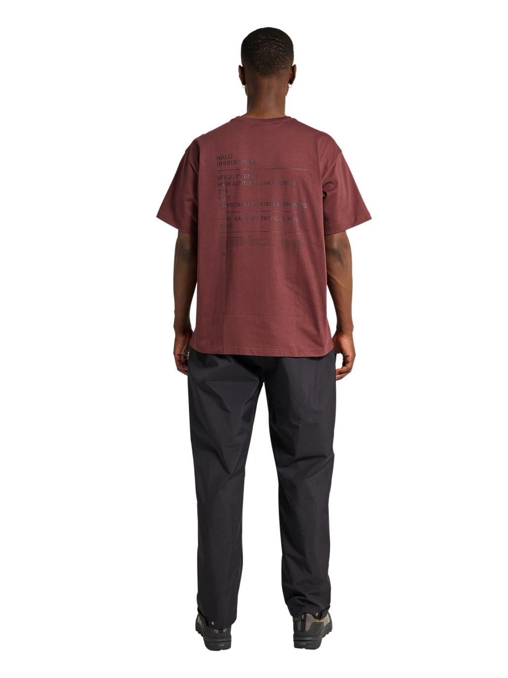 HALO GRAPHIC T-SHIRT, BITTER CHOCOLATE, model