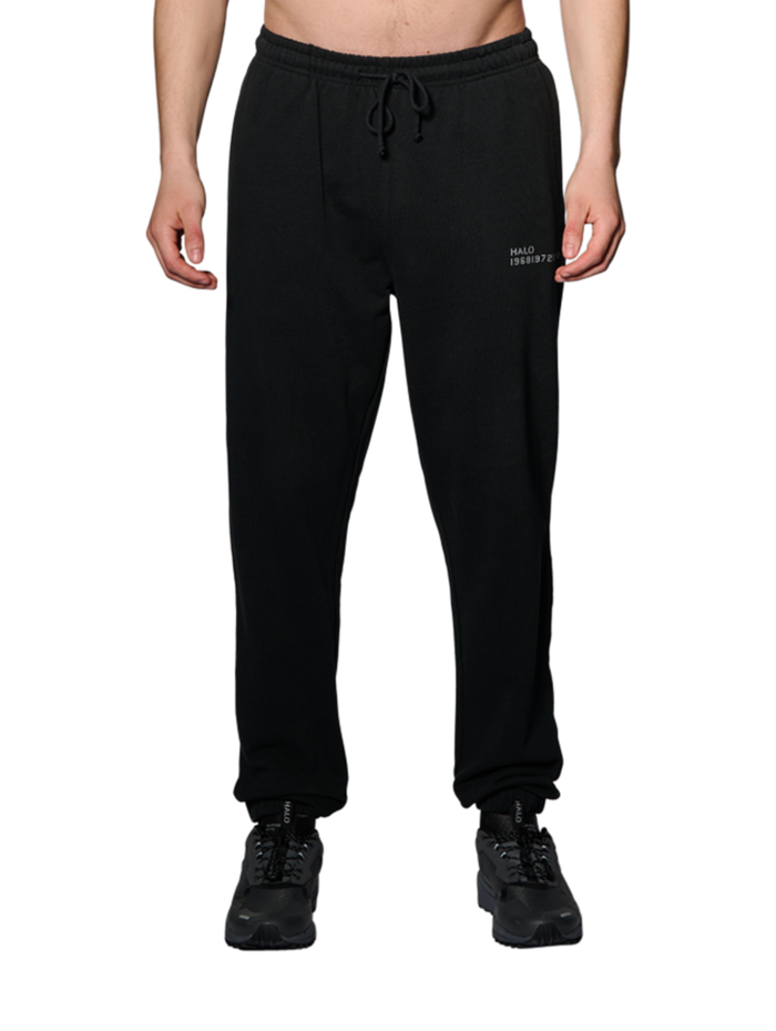 HALO ESSENTIAL SWEATPANTS, BLACK, model