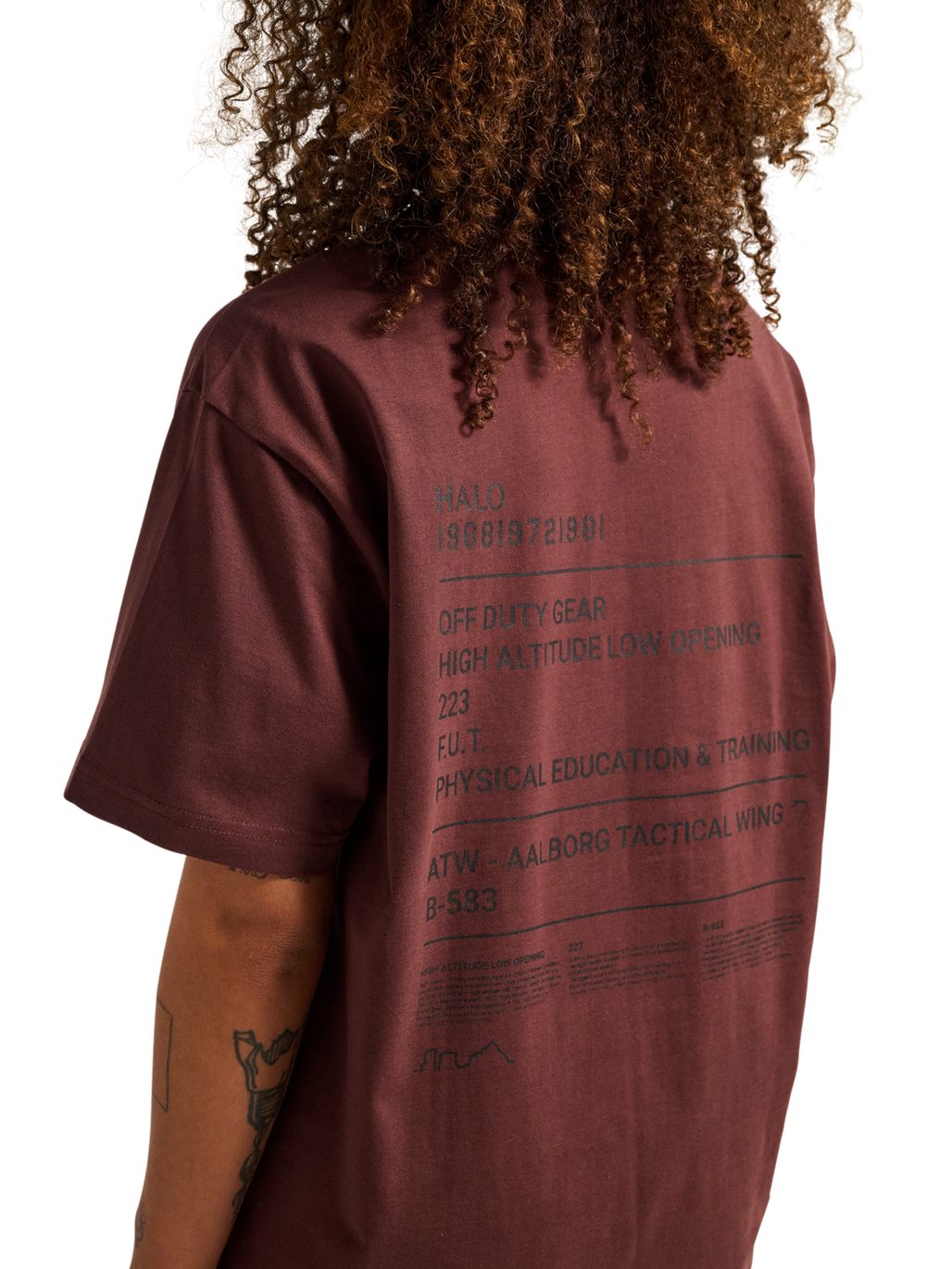 HALO GRAPHIC T-SHIRT, BITTER CHOCOLATE, model