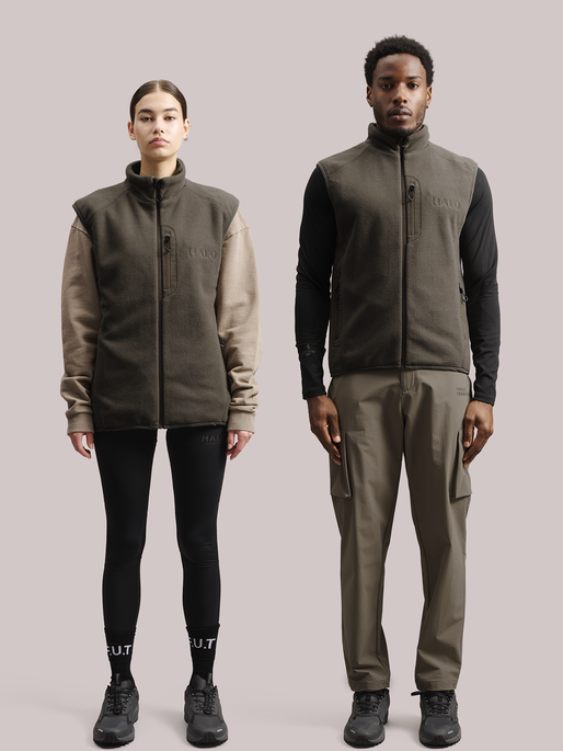 HALO TEDDY FLEECE VEST, MOREL, model
