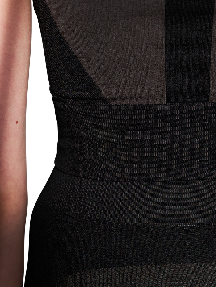 HALO WOMENS SEAMLESS TOP, BLACK, model