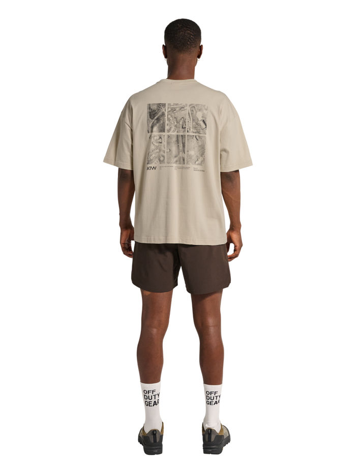HALO GRAPHIC BOXY T-SHIRT, OYSTER GRAY/ASPHALT, model
