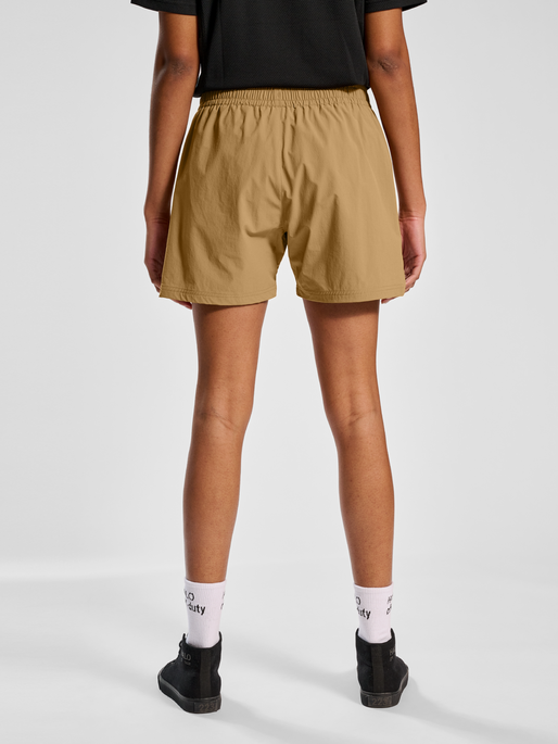 HALO SHORT, TOBACCO BROWN, model