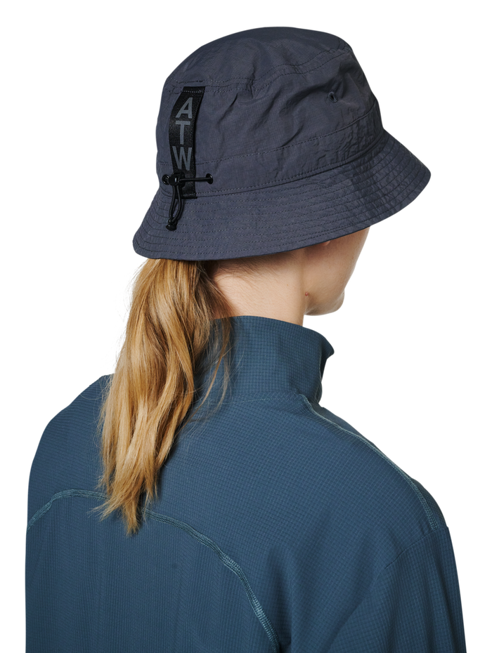 HALO NYLON BUCKET HAT, RAVEN, model