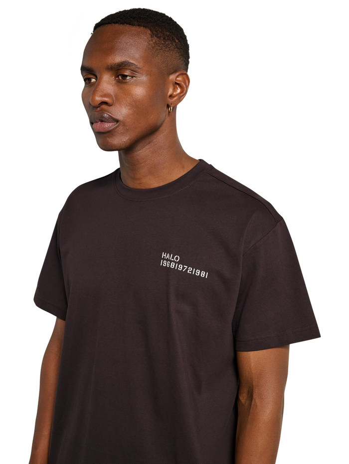 HALO ESSENTIAL T-SHIRT, CHOCOLATE TORTE, model