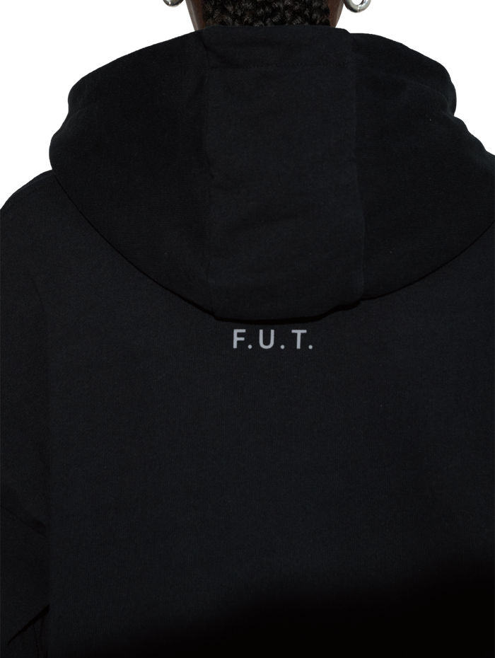HALO ESSENTIAL HOODIE, BLACK, model
