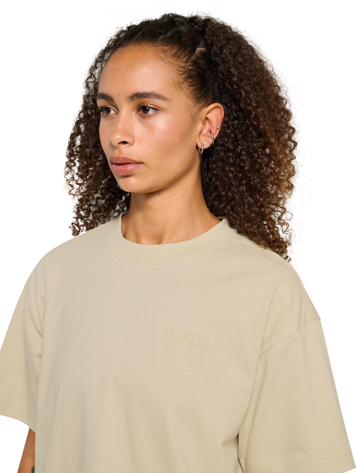 HALO WOMEN LOGO T-SHIRT, OYSTER GRAY, model