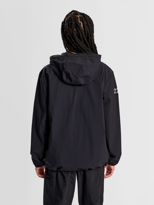 HALO TRAIL JACKET, BLACK, model