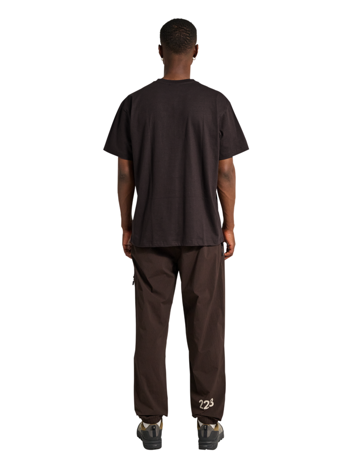HALO LOGO T-SHIRT, CHOCOLATE TORTE, model