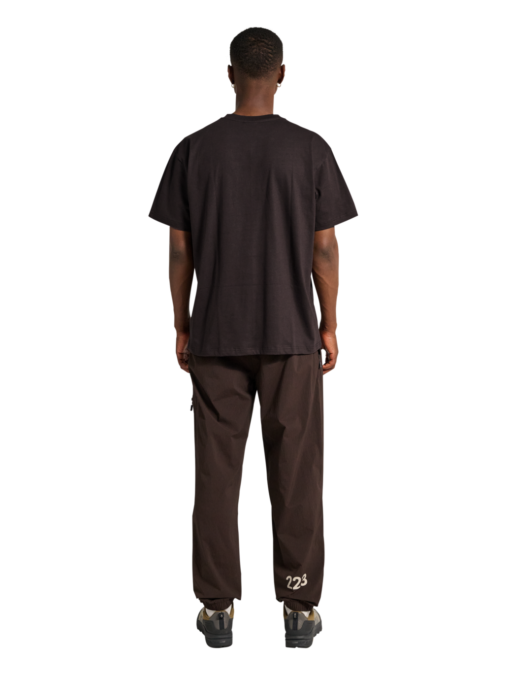 HALO LOGO T-SHIRT, CHOCOLATE TORTE, model