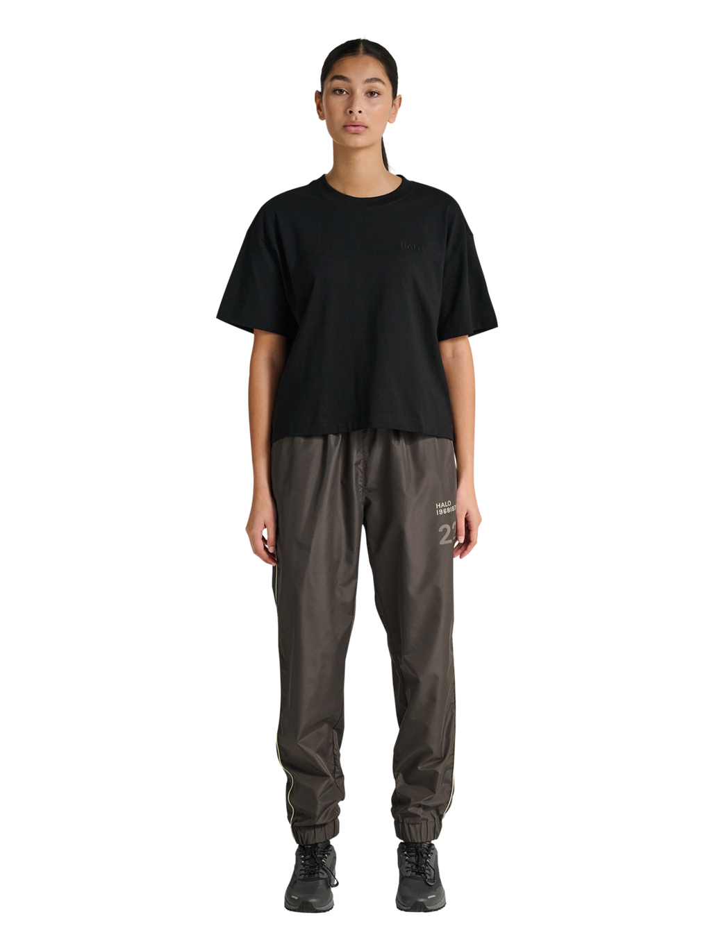 HALO WOMEN LOGO T-SHIRT, BLACK, model