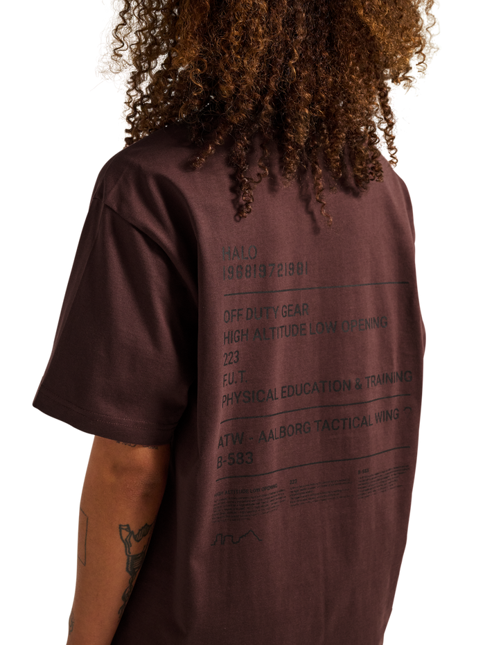 HALO GRAPHIC T-SHIRT, BITTER CHOCOLATE, model