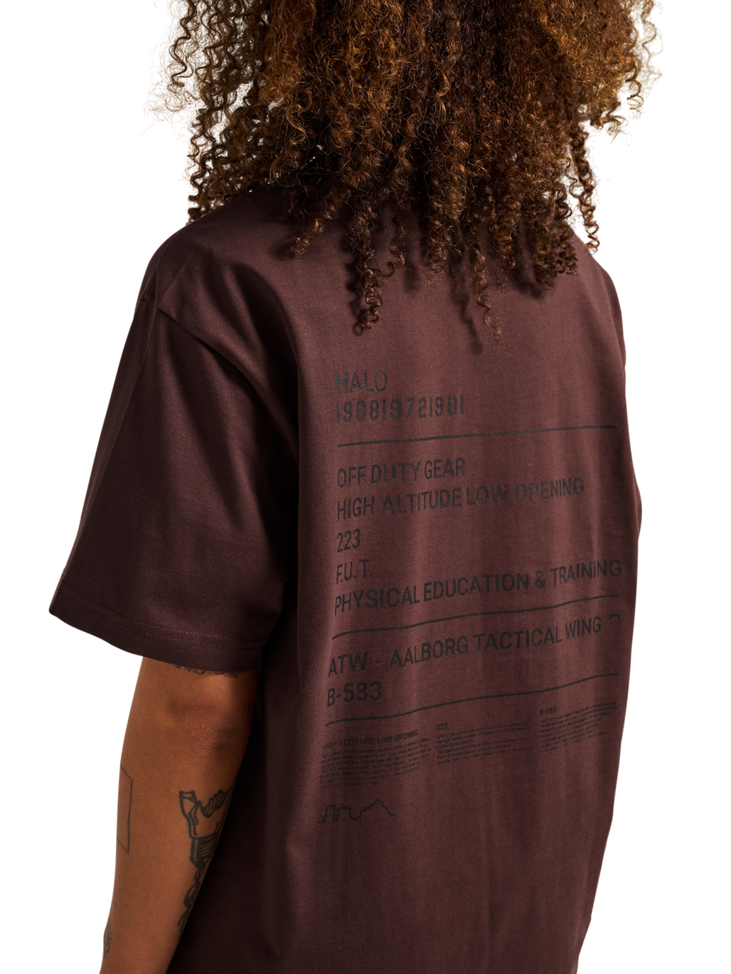 HALO GRAPHIC T-SHIRT, BITTER CHOCOLATE, model
