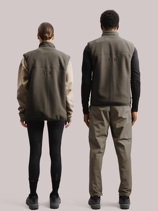 HALO TEDDY FLEECE VEST, MOREL, model