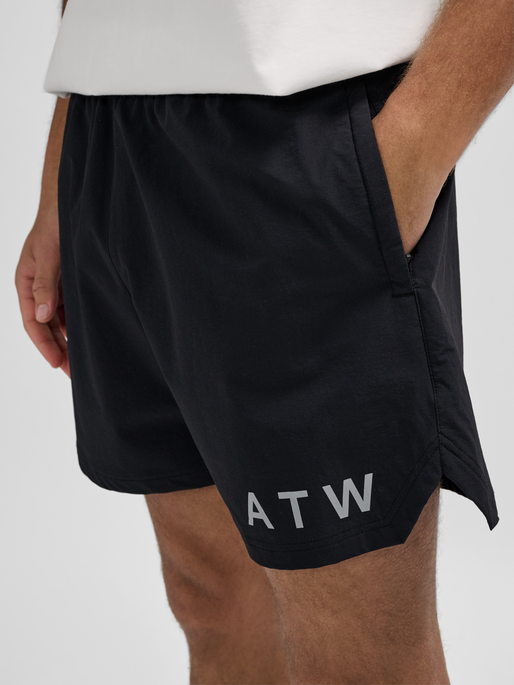 HALO SHORTS, BLACK, model