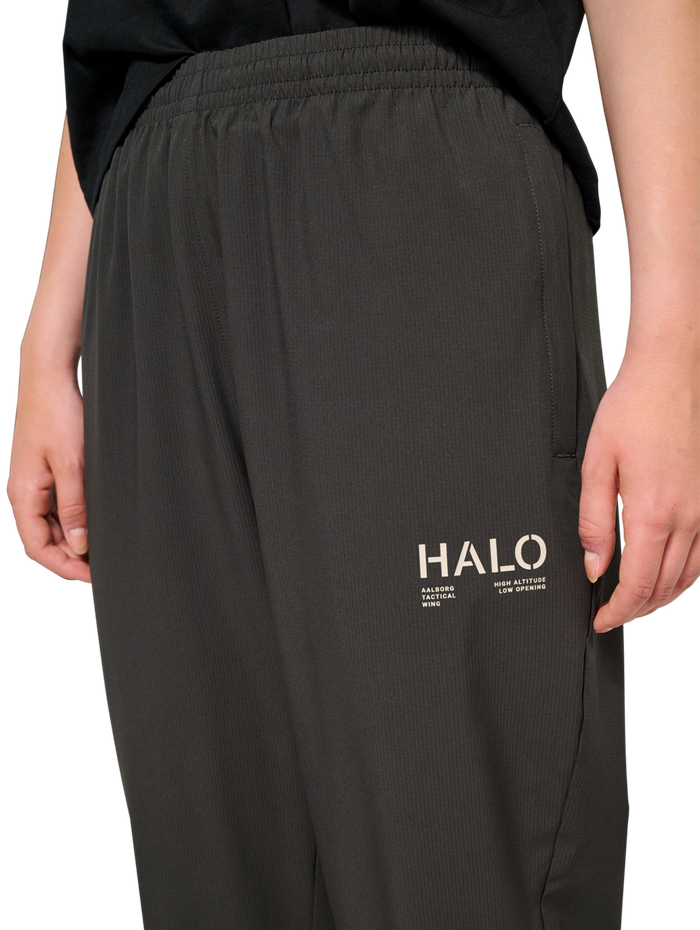 HALO TECH PANTS, ASPHALT, model