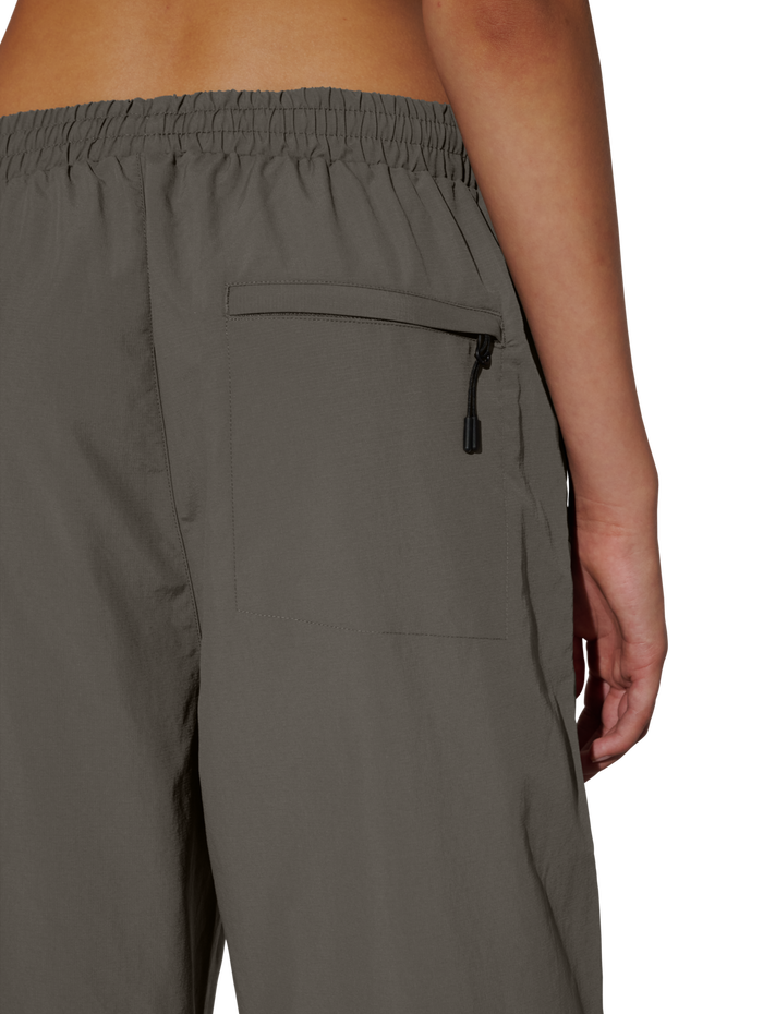 HALO FORCE PANTS, RAVEN, model