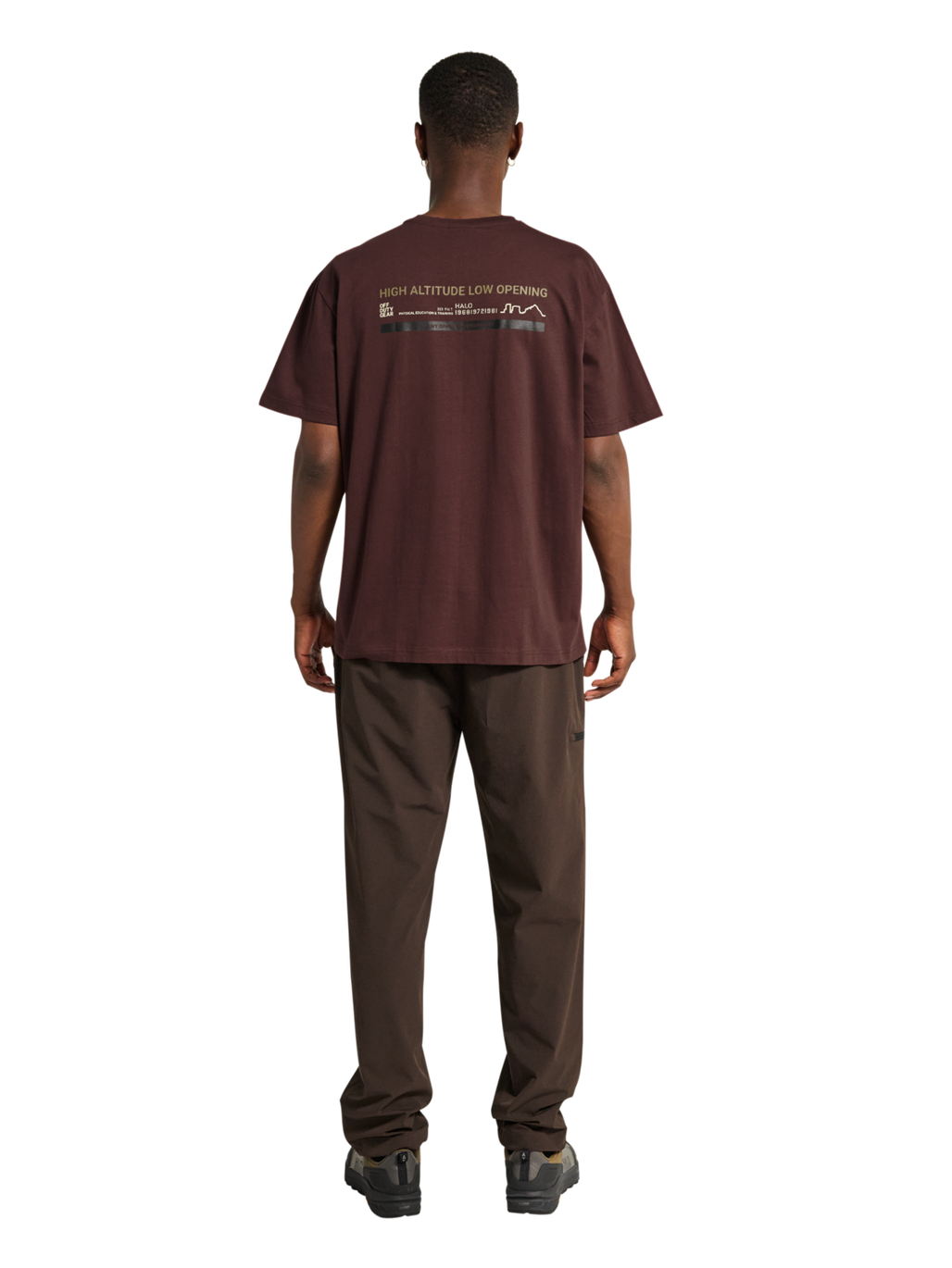HALO GRAPHIC T-SHIRT, BITTER CHOCOLATE/BITTERCHOCOLA, model